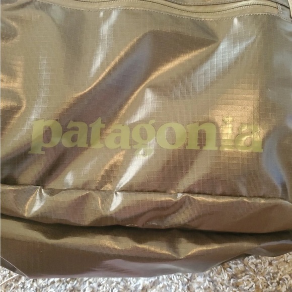 Patagonia Green Backpack Durable Water-Resistant Design - Picture 5 of 16